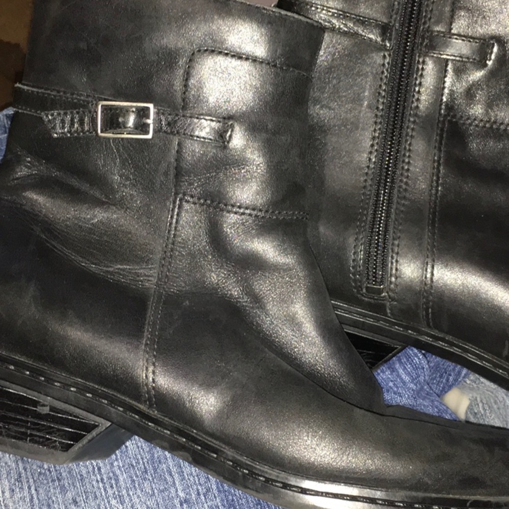 EUC Clarks Leather Ankle Boots in Black